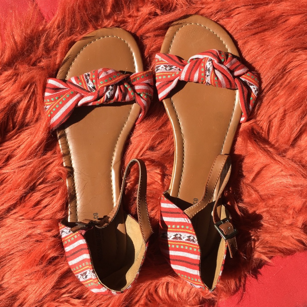 Patterned strappy flat sandals